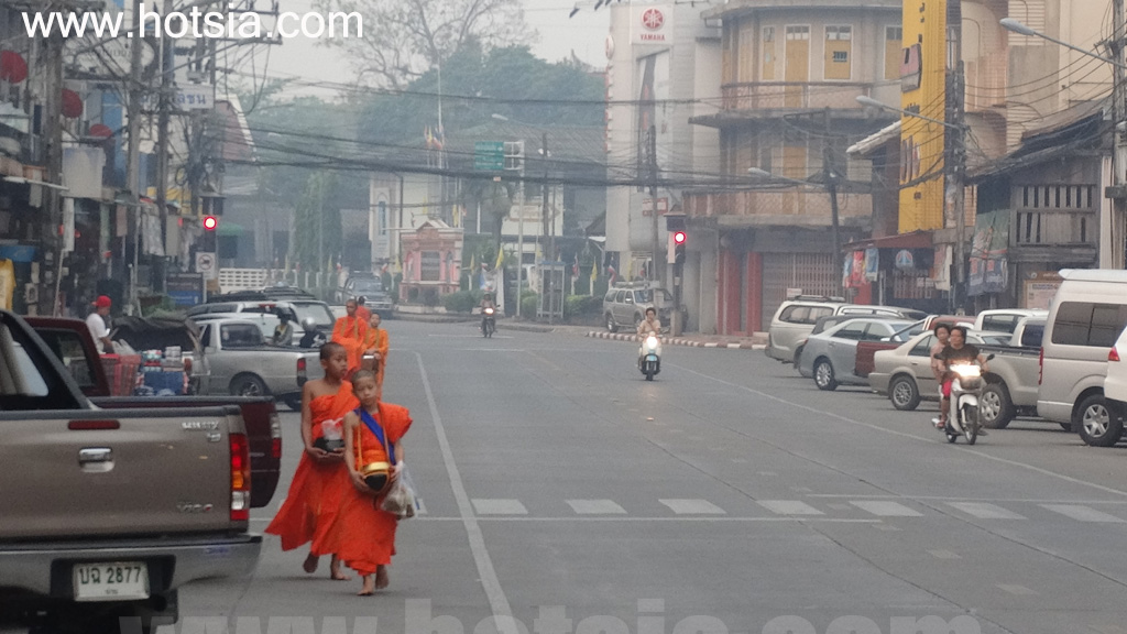 เที่ยวจังหวัดน่าน ตักบาตรยามเช้าเมืองน่าน