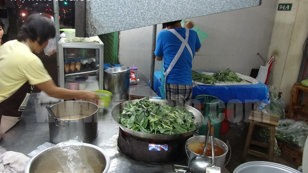 เที่ยวจังหวัดน่าน ราดหน้ายอดผักเมืองน่าน