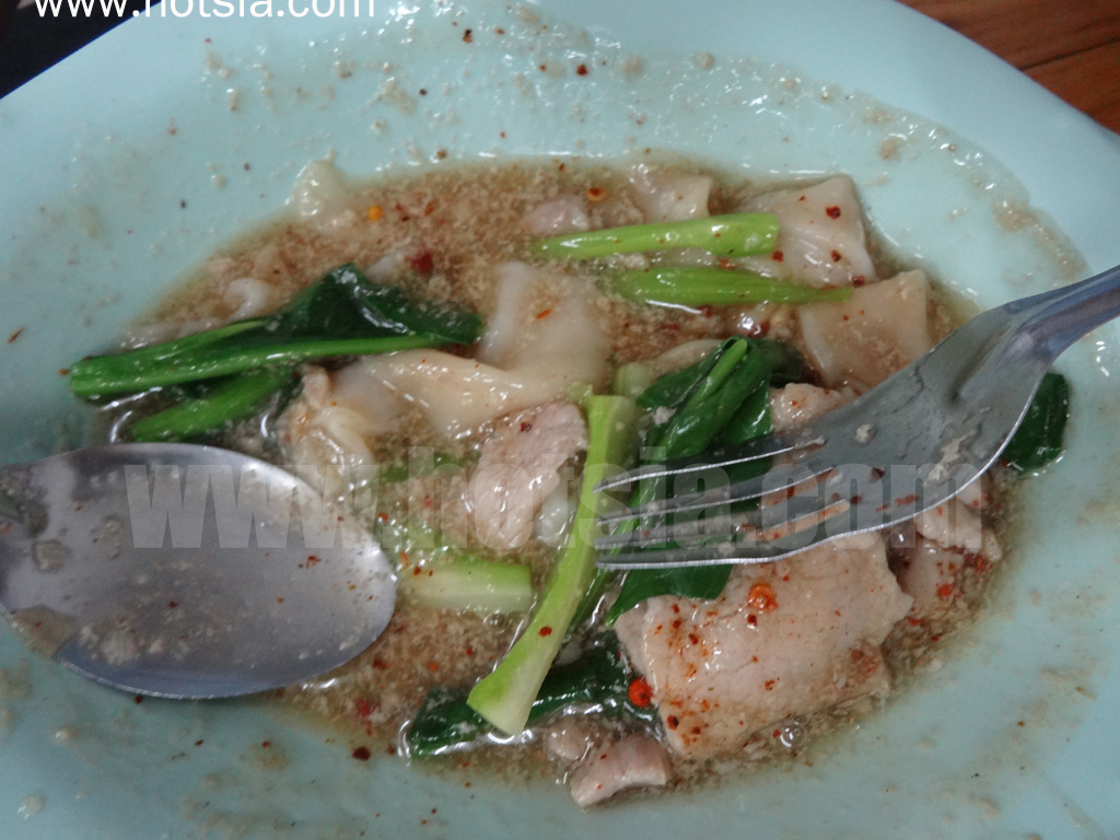 เที่ยวจังหวัดน่าน ราดหน้ายอดผักเมืองน่าน