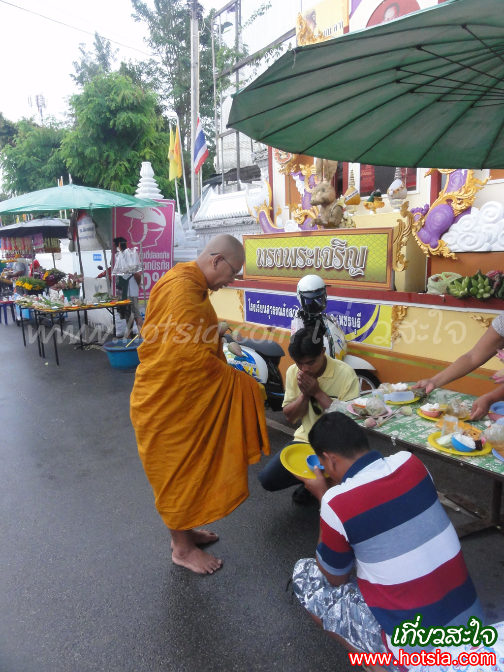 เที่ยวเพชรบุรี เที่ยววัดมหาธาตุและเดินตลาดเช้าเพชรบุรี