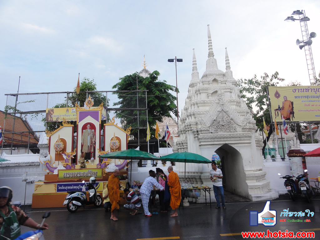 เที่ยวเพชรบุรี เที่ยววัดมหาธาตุและเดินตลาดเช้าเพชรบุรี