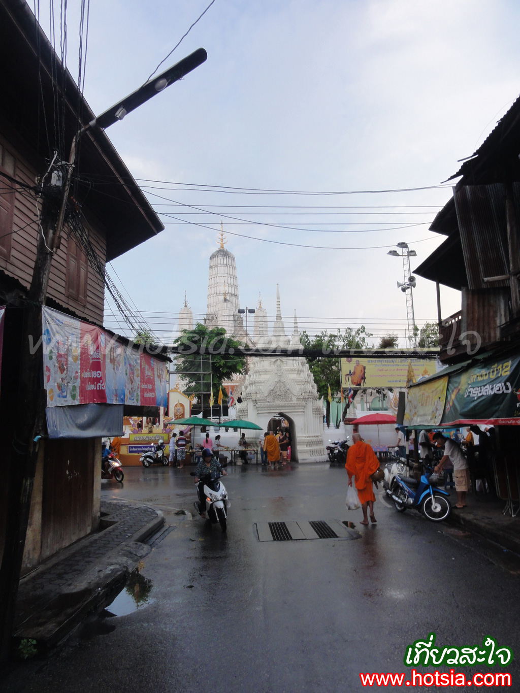 เที่ยวเพชรบุรี เที่ยววัดมหาธาตุและเดินตลาดเช้าเพชรบุรี