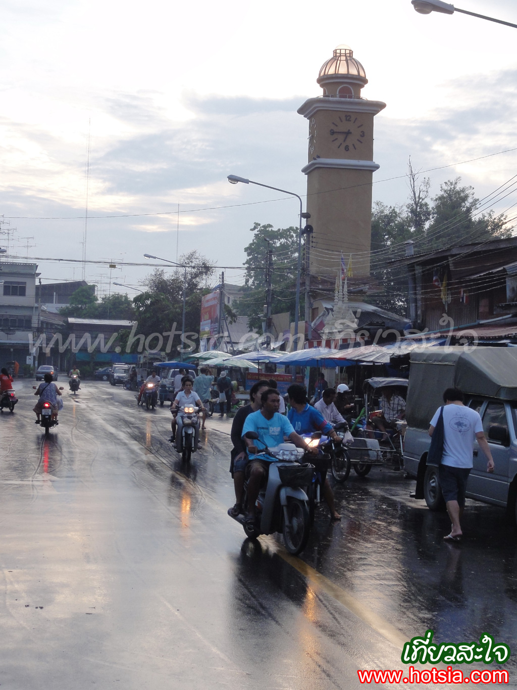 เที่ยวเพชรบุรี เที่ยววัดมหาธาตุและเดินตลาดเช้าเพชรบุรี
