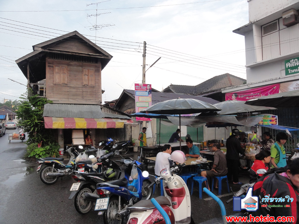 เที่ยวเพชรบุรี เที่ยววัดมหาธาตุและเดินตลาดเช้าเพชรบุรี