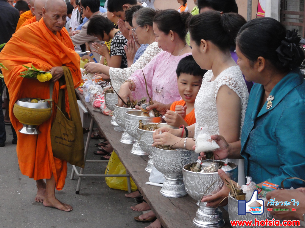 เที่ยวเพชรบุรี ตักบาตรเทโว เขาวัง
