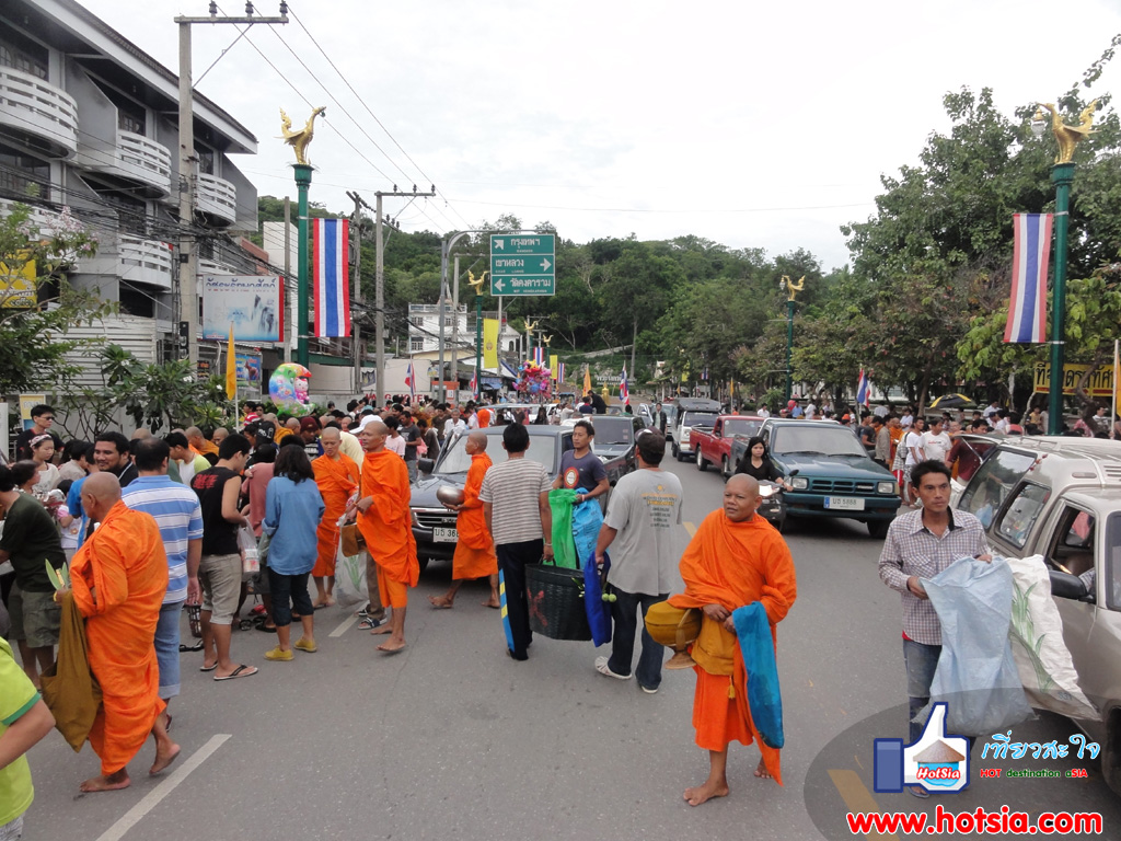 เที่ยวเพชรบุรี ตักบาตรเทโว เขาวัง