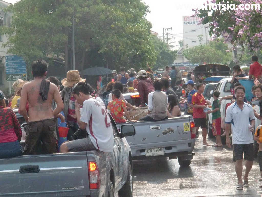 เที่ยวร้อยเอ็ด สงกรานต์ถนนข้าวหอมมะลิ ถนนเพลินจิตร้อยเอ็ด