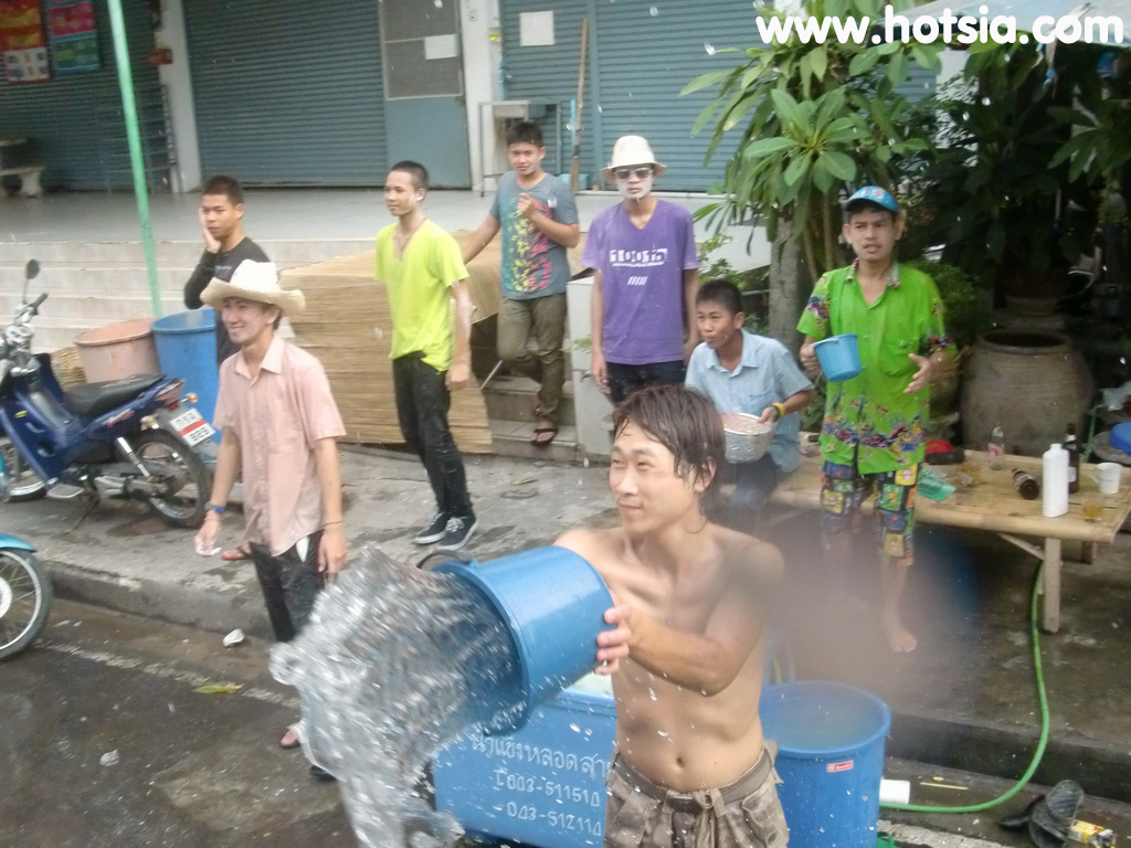 เที่ยวร้อยเอ็ด สงกรานต์ถนนข้าวหอมมะลิ ถนนเพลินจิตร้อยเอ็ด