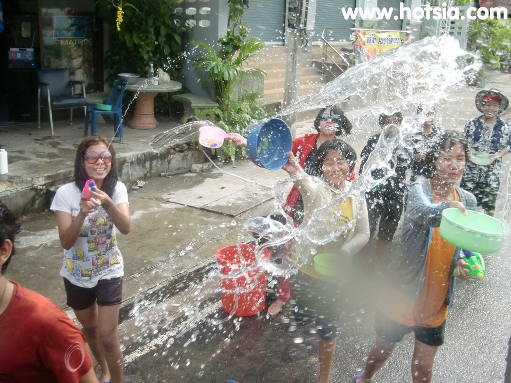 เที่ยวร้อยเอ็ด สงกรานต์ถนนข้าวหอมมะลิ ถนนเพลินจิตร้อยเอ็ด