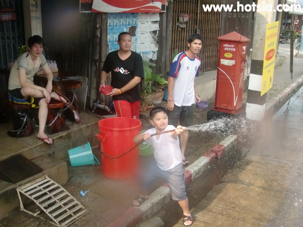 เที่ยวร้อยเอ็ด สงกรานต์ถนนข้าวหอมมะลิ ถนนเพลินจิตร้อยเอ็ด