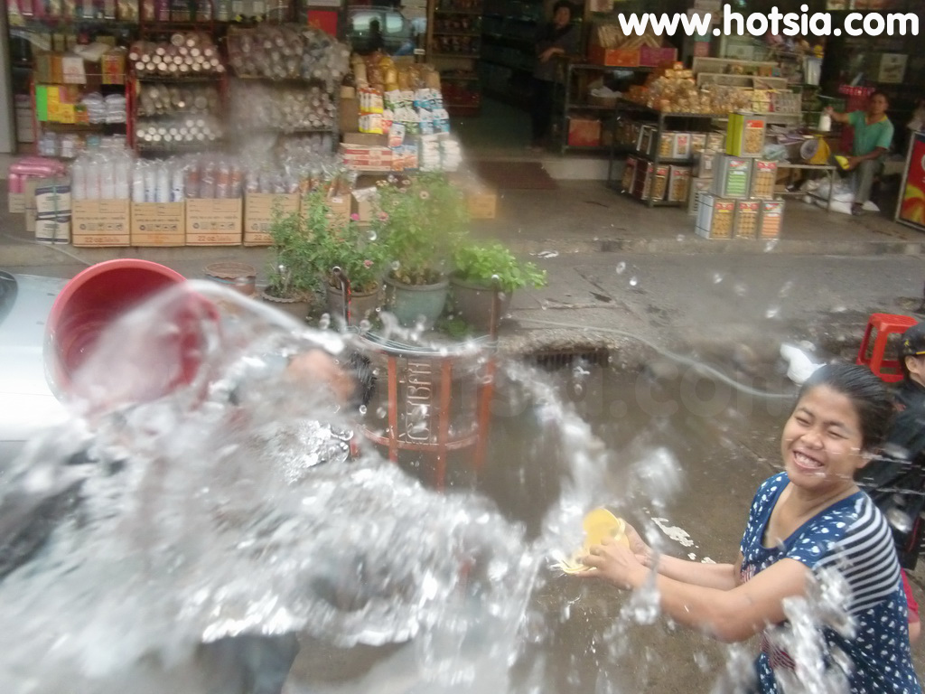 เที่ยวร้อยเอ็ด สงกรานต์ถนนข้าวหอมมะลิ ถนนเพลินจิตร้อยเอ็ด