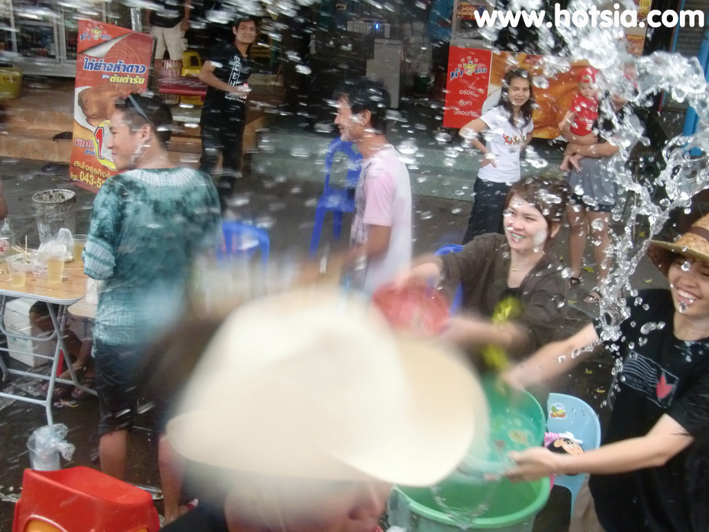 เที่ยวร้อยเอ็ด สงกรานต์ถนนข้าวหอมมะลิ ถนนเพลินจิตร้อยเอ็ด