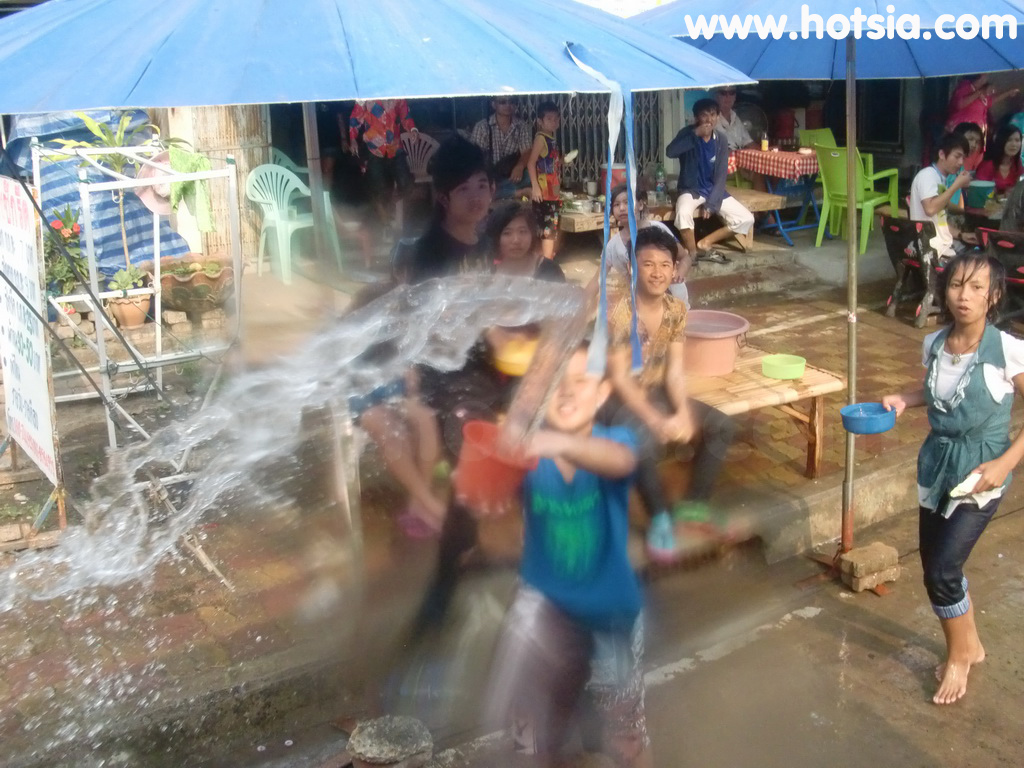 เที่ยวร้อยเอ็ด สงกรานต์ถนนข้าวหอมมะลิ ถนนเพลินจิตร้อยเอ็ด