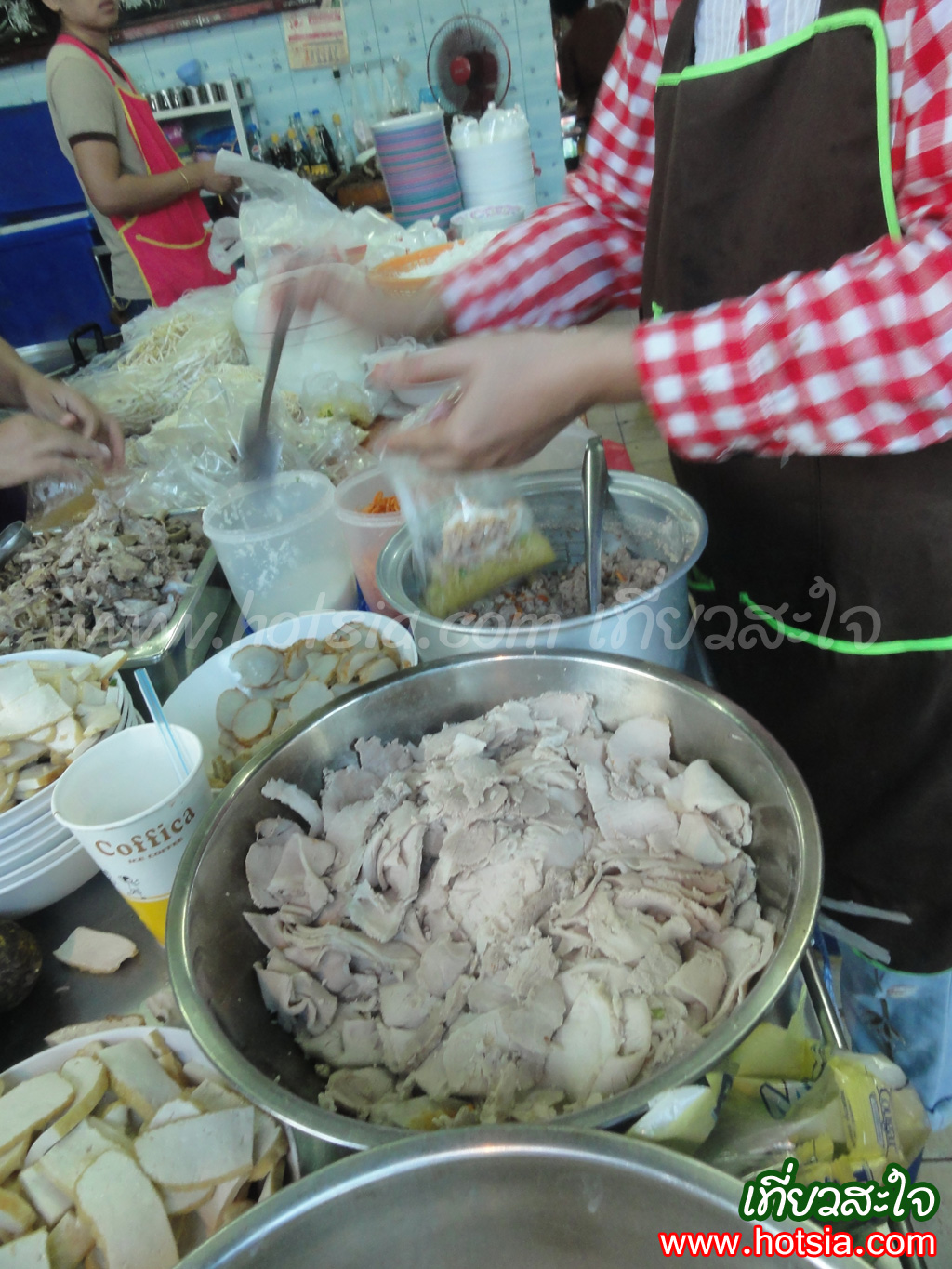 เที่ยวสมุทรสงคราม เดินเล่นตลาดร่มหุบแวะกินก๋วยจั๊บสมุทรสงคราม