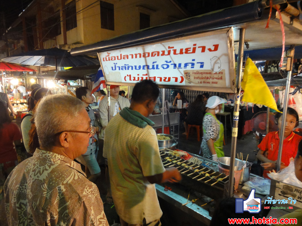 เที่ยวสุราษฎร์ธานี เนื้อปลาทอดมันย่างป้าลักษณ์ ตลาดศาลเจ้า