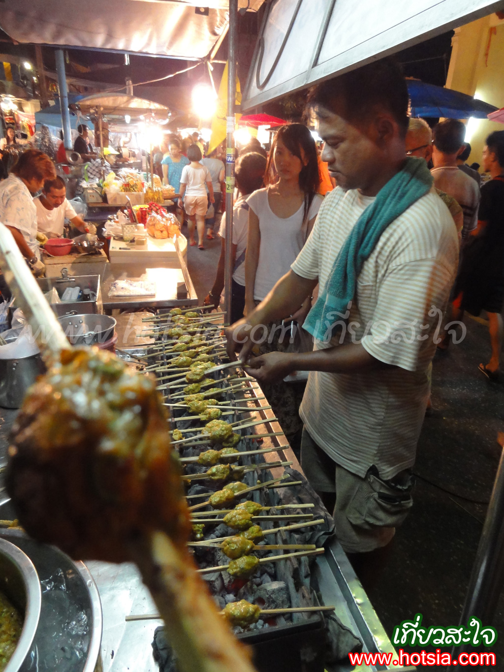 เที่ยวสุราษฎร์ธานี เนื้อปลาทอดมันย่างป้าลักษณ์ ตลาดศาลเจ้า