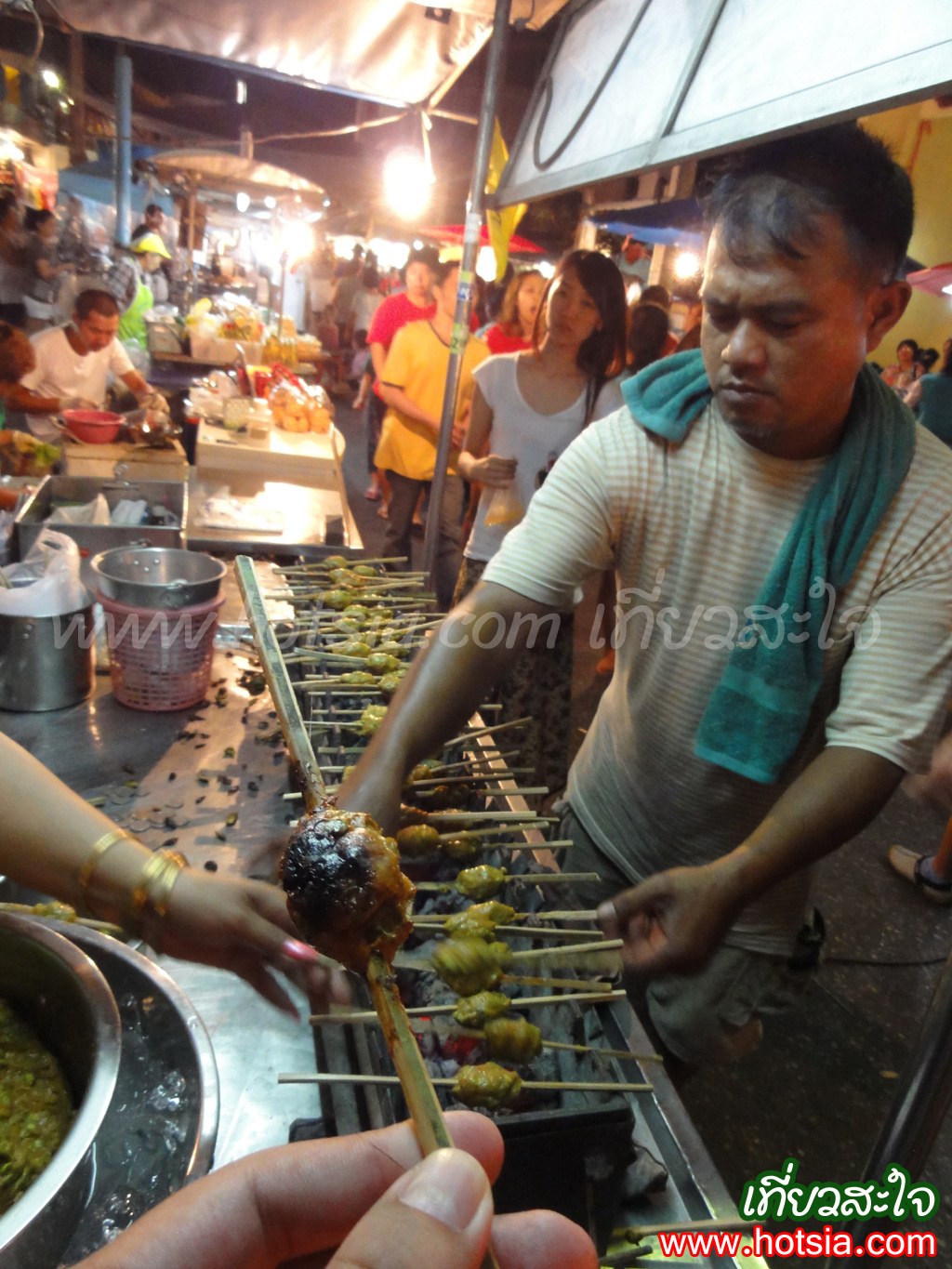 เที่ยวสุราษฎร์ธานี เนื้อปลาทอดมันย่างป้าลักษณ์ ตลาดศาลเจ้า