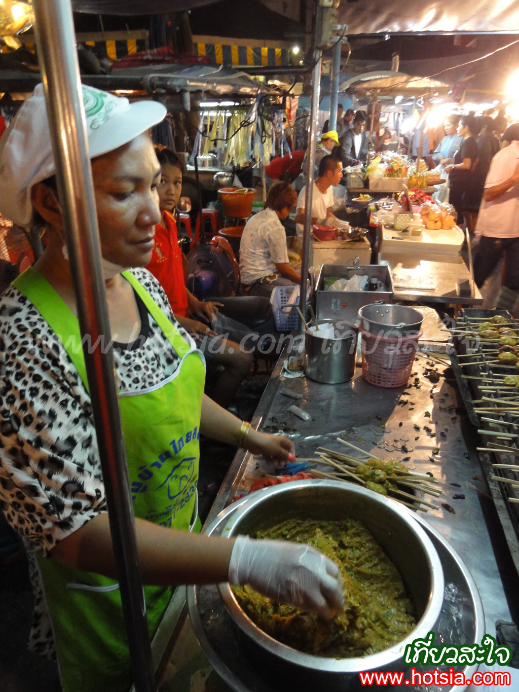 เที่ยวสุราษฎร์ธานี เนื้อปลาทอดมันย่างป้าลักษณ์ ตลาดศาลเจ้า