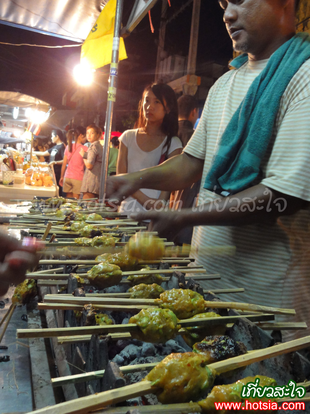 เที่ยวสุราษฎร์ธานี เนื้อปลาทอดมันย่างป้าลักษณ์ ตลาดศาลเจ้า