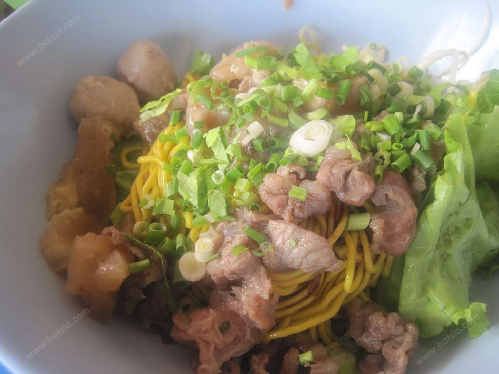 เที่ยวอุบลฯ หน่อยก๋วยเตี๋ยวเนื้อลายสี่แยกวัดพลแพน