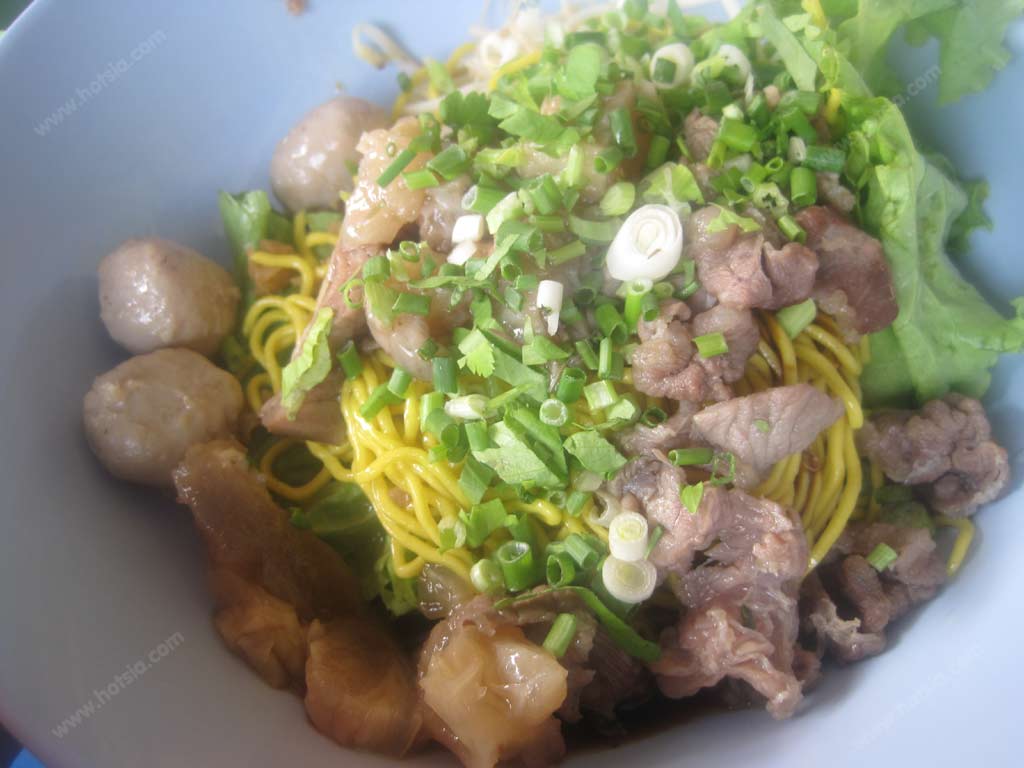 เที่ยวอุบลฯ หน่อยก๋วยเตี๋ยวเนื้อลายสี่แยกวัดพลแพน