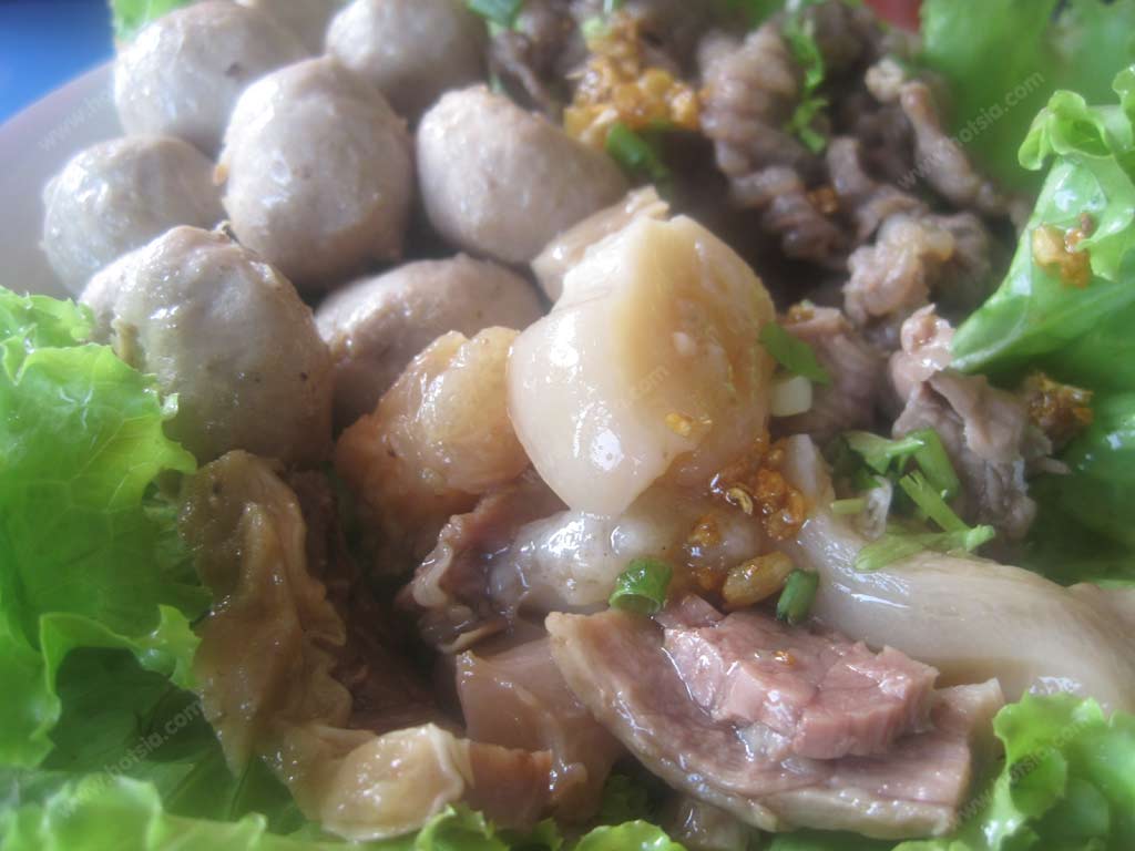 เที่ยวอุบลฯ หน่อยก๋วยเตี๋ยวเนื้อลายสี่แยกวัดพลแพน