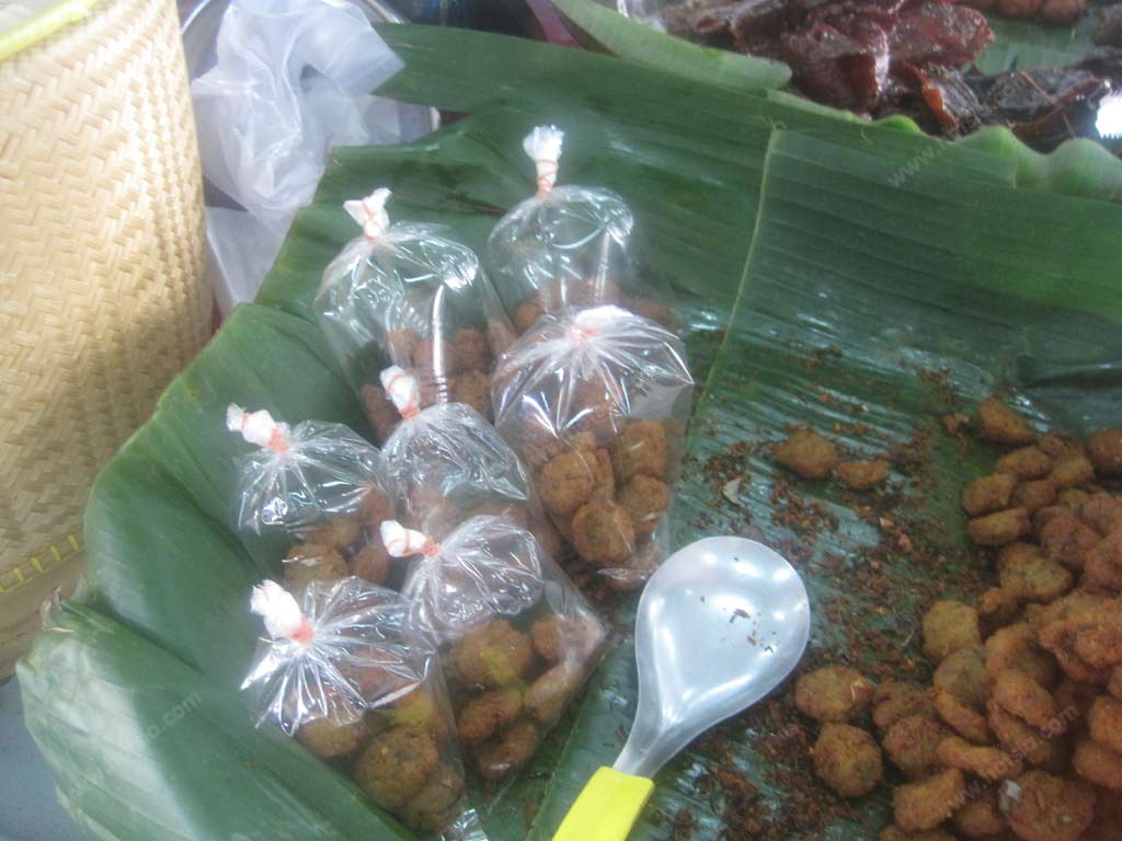 เที่ยวอุบลฯ ทอดมันมะพร้าว ตลาดใหญ่