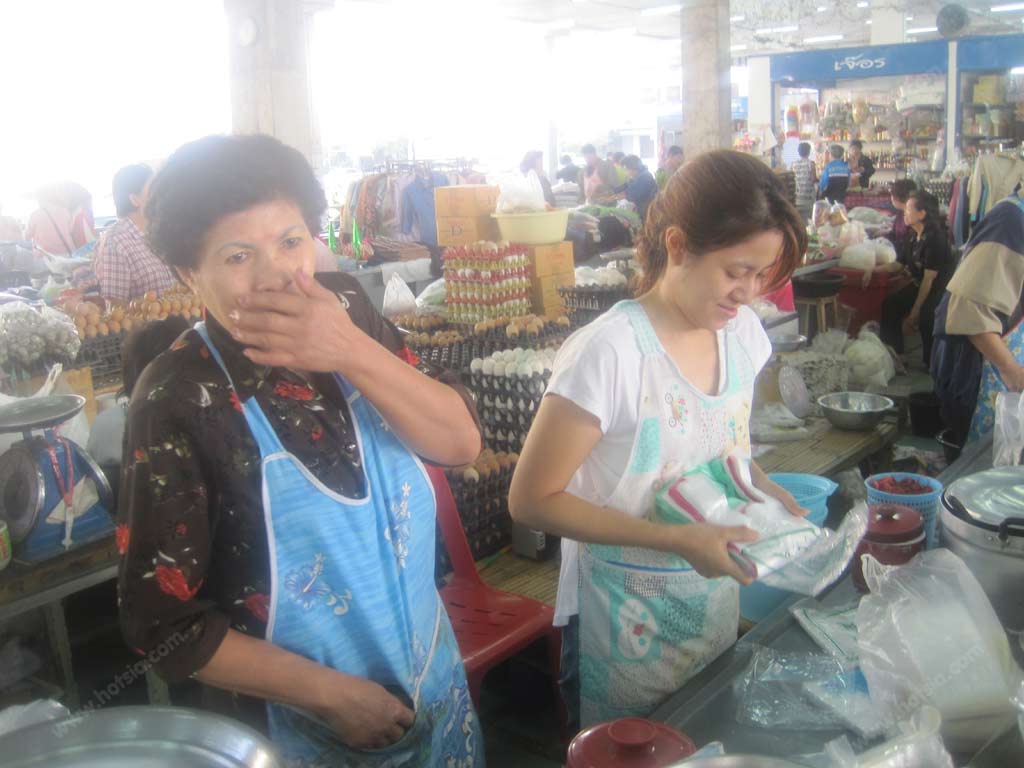 เที่ยวอุบลฯ ทอดมันมะพร้าว ตลาดใหญ่
