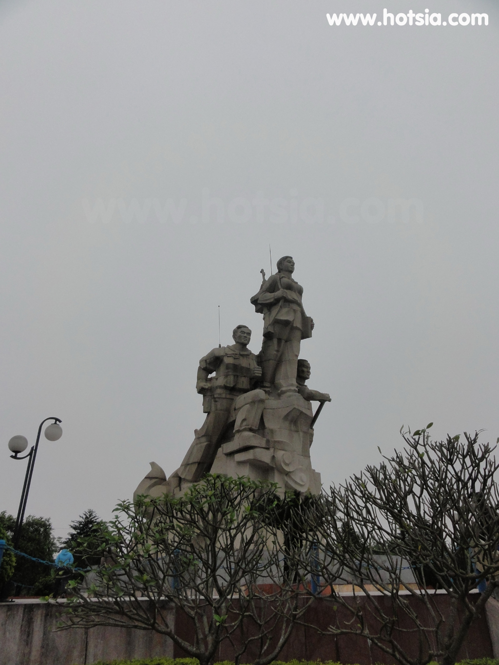 เที่ยวเมืองเว้ doc mieu monument