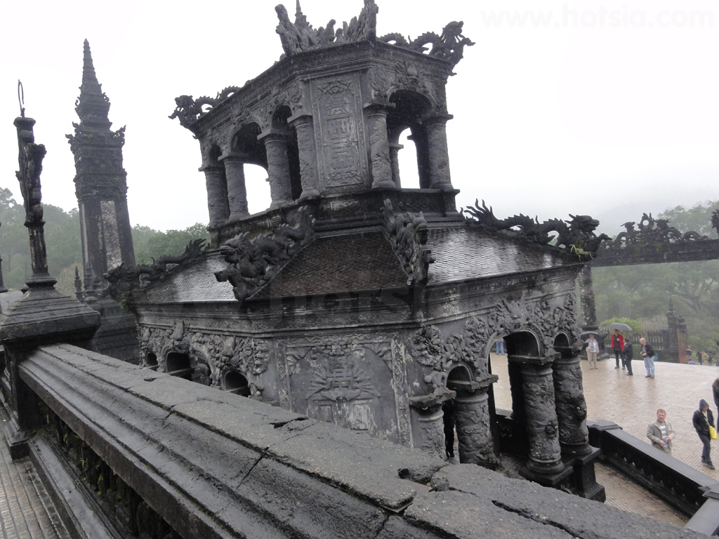 เที่ยวเมืองเว้ สุสานจักรพรรดิไคดิงห์