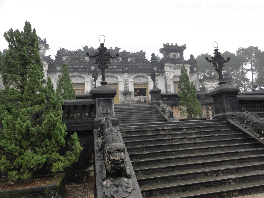 เที่ยวเมืองเว้ สุสานจักรพรรดิไคดิงห์