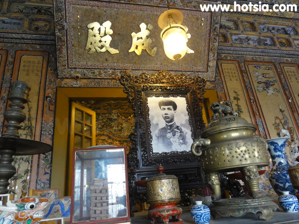 เที่ยวเมืองเว้ สุสานจักรพรรดิไคดิงห์
