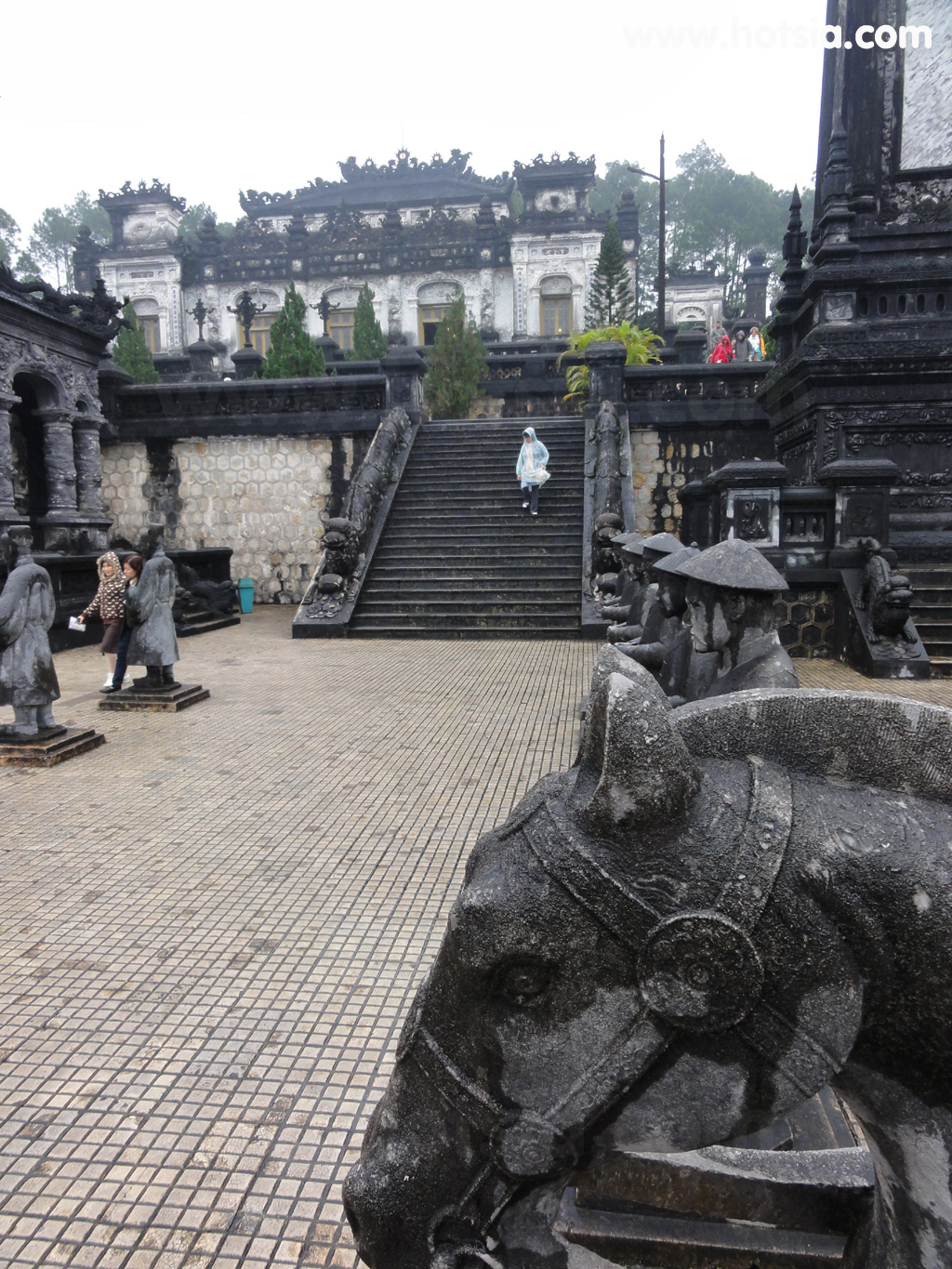 เที่ยวเมืองเว้ สุสานจักรพรรดิไคดิงห์