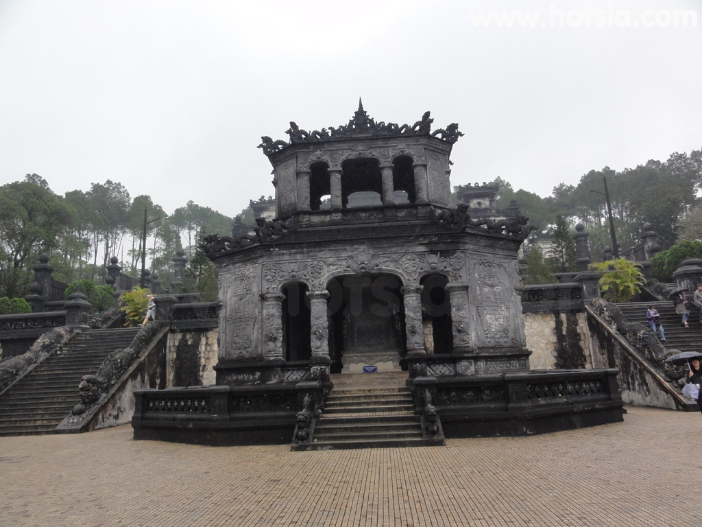 เที่ยวเมืองเว้ สุสานจักรพรรดิไคดิงห์