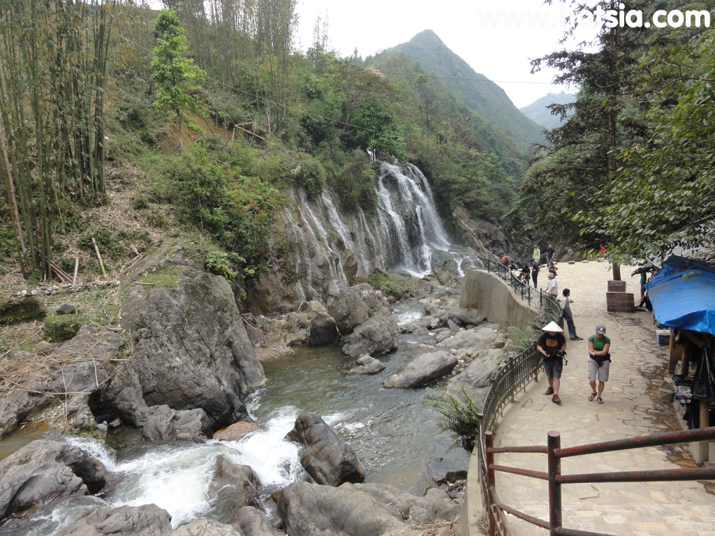 เที่ยวเวียดนาม เที่ยวซาปา น้ำตกซิลเวอร์และหมู่บ้านกั๊ตกั๊ต (cat cat village)