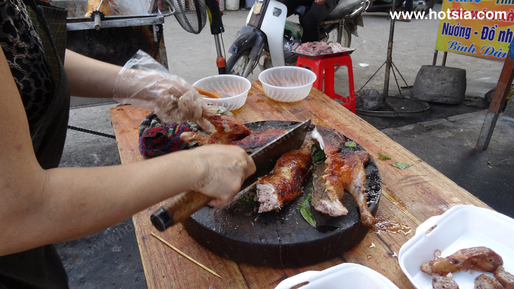 จังหวัดท้ายเงวียน เวียดนาม เป็ดย่างยัดไส้ใบมะไฟจีน