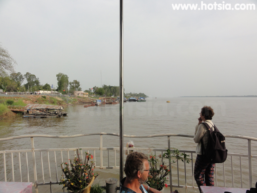 อันเกียง An Giang จุดผ่านแดนจากเชาด็อกไปพนมเปญ(vinh xung - kaam damnor border)