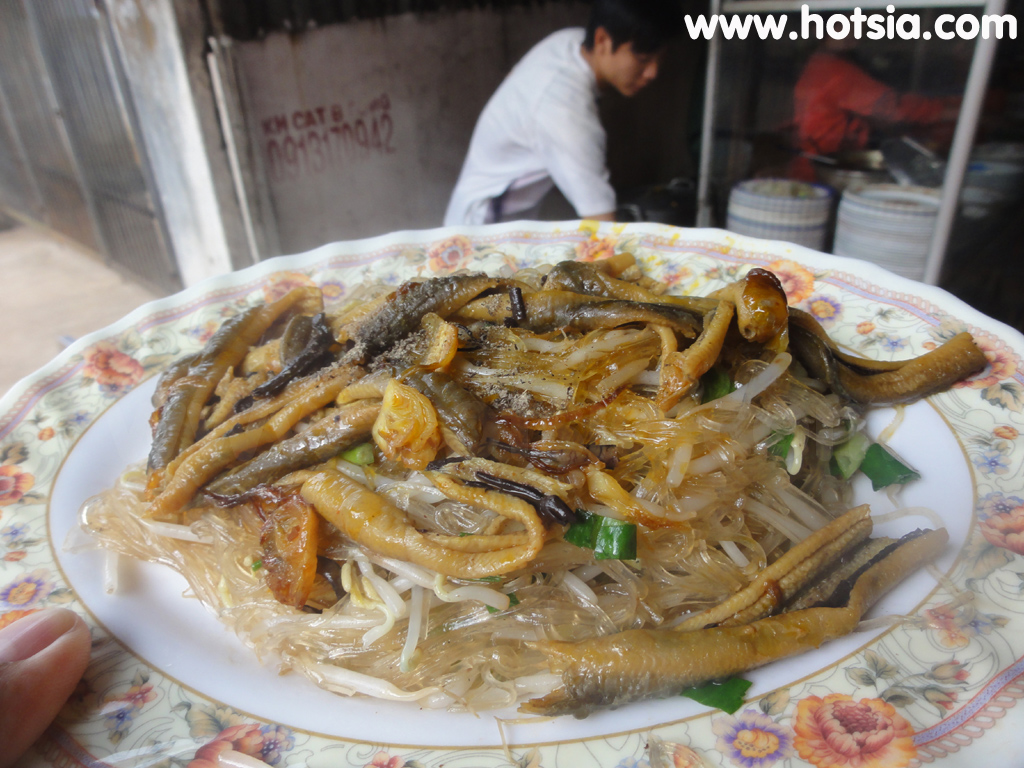 ดักโนง Dak Nong ผัดเส้นราดปลาไหลเมืองยาเงี๋ย(Chao Luon mien xao Gai Nghia)