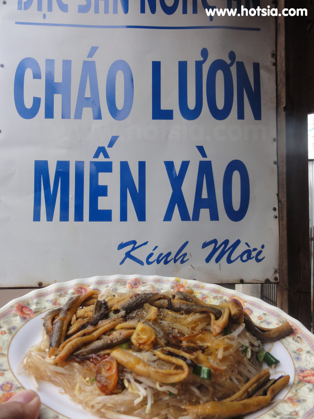 ดักโนง Dak Nong ผัดเส้นราดปลาไหลเมืองยาเงี๋ย(Chao Luon mien xao Gai Nghia)