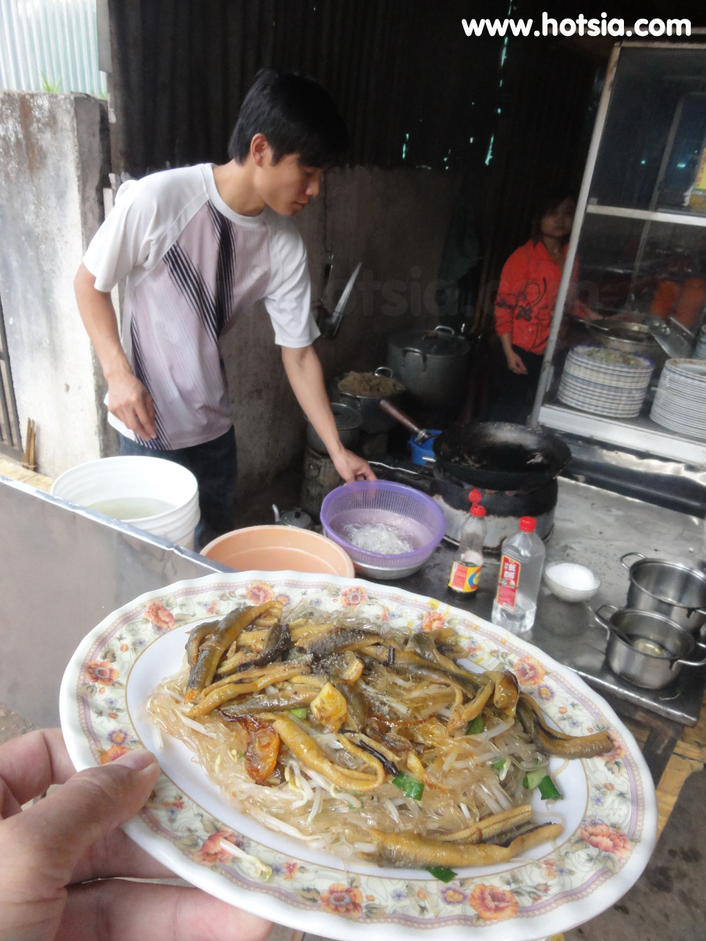 ดักโนง Dak Nong ผัดเส้นราดปลาไหลเมืองยาเงี๋ย(Chao Luon mien xao Gai Nghia)