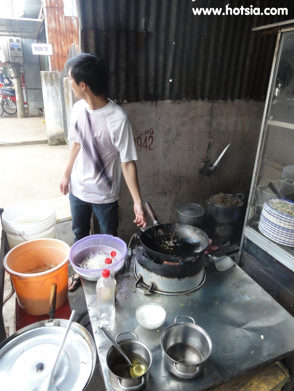 ดักโนง Dak Nong ผัดเส้นราดปลาไหลเมืองยาเงี๋ย(Chao Luon mien xao Gai Nghia)