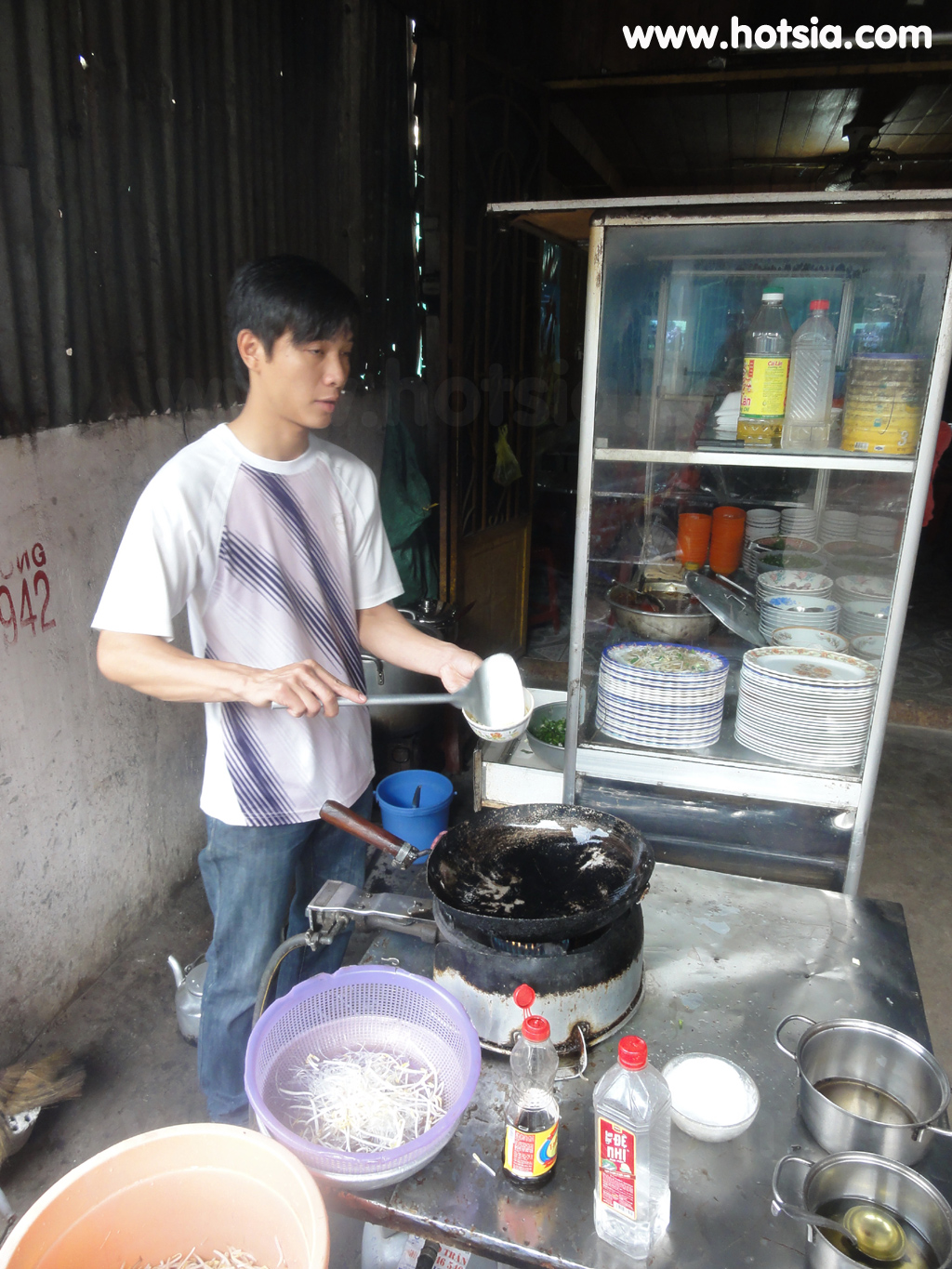 ดักโนง Dak Nong ผัดเส้นราดปลาไหลเมืองยาเงี๋ย(Chao Luon mien xao Gai Nghia)