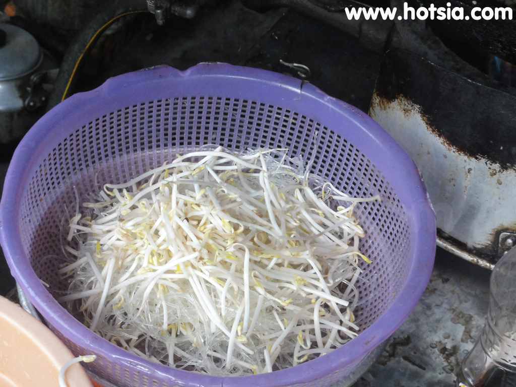 ดักโนง Dak Nong ผัดเส้นราดปลาไหลเมืองยาเงี๋ย(Chao Luon mien xao Gai Nghia)