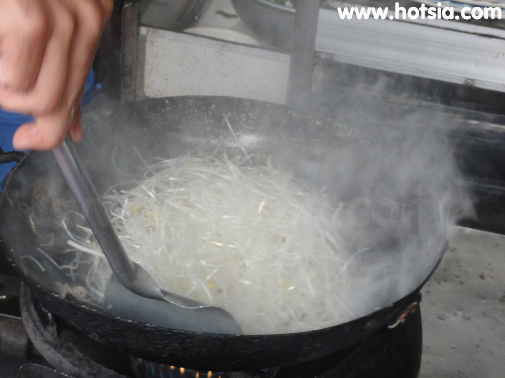 ดักโนง Dak Nong ผัดเส้นราดปลาไหลเมืองยาเงี๋ย(Chao Luon mien xao Gai Nghia)
