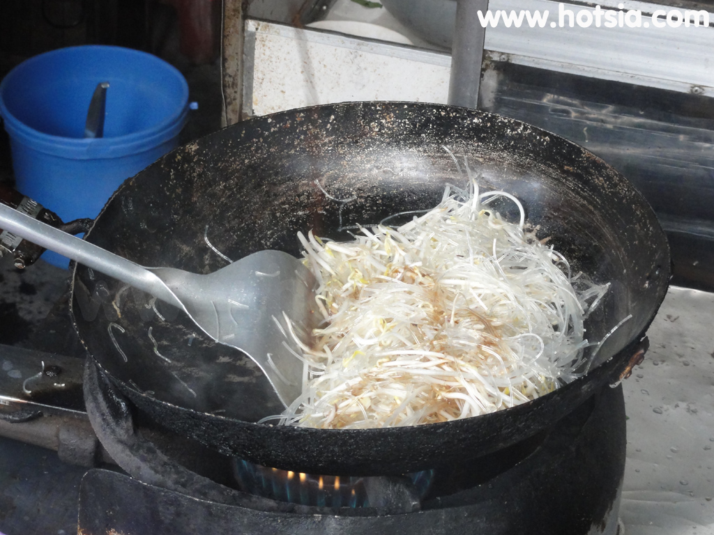 ดักโนง Dak Nong ผัดเส้นราดปลาไหลเมืองยาเงี๋ย(Chao Luon mien xao Gai Nghia)