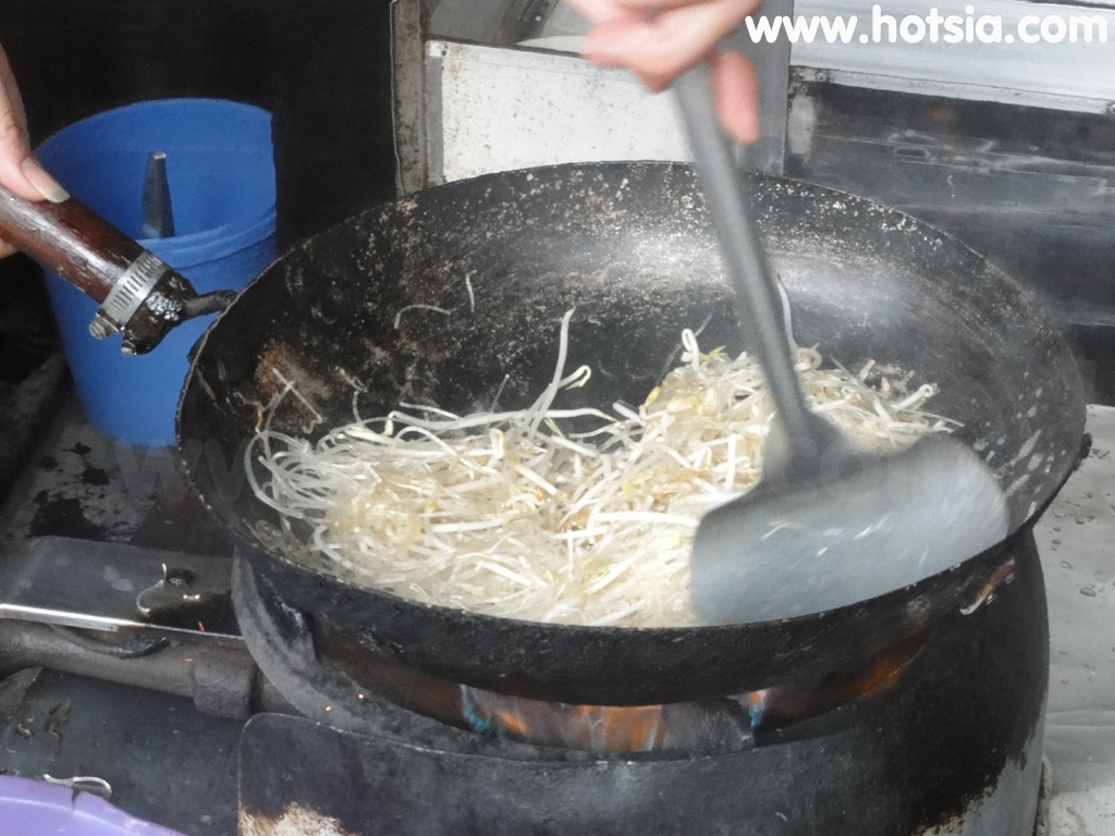 ดักโนง Dak Nong ผัดเส้นราดปลาไหลเมืองยาเงี๋ย(Chao Luon mien xao Gai Nghia)