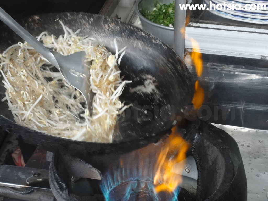 ดักโนง Dak Nong ผัดเส้นราดปลาไหลเมืองยาเงี๋ย(Chao Luon mien xao Gai Nghia)