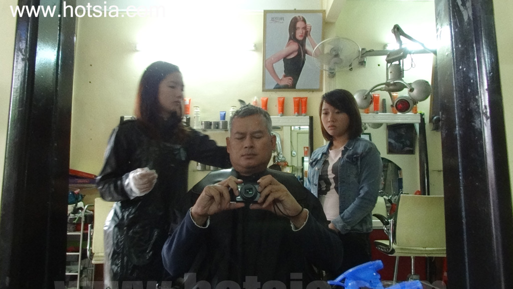 จังหวัดญาลาย เปลี่ยนสีผมในเปลกู ญาลาย โดยสาวเวียดนาม