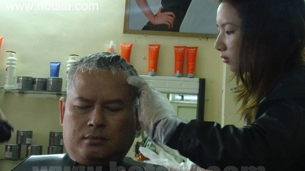จังหวัดญาลาย เปลี่ยนสีผมในเปลกู ญาลาย โดยสาวเวียดนาม