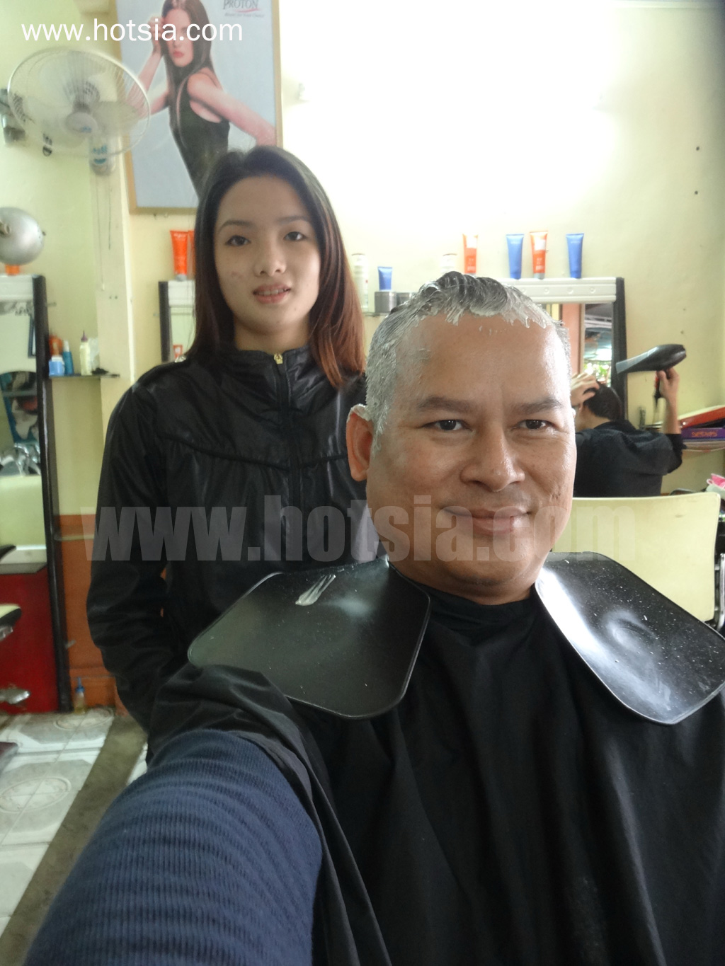 จังหวัดญาลาย เปลี่ยนสีผมในเปลกู ญาลาย โดยสาวเวียดนาม